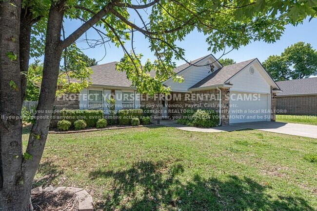 Building Photo - 1674 N Hazeltine Dr