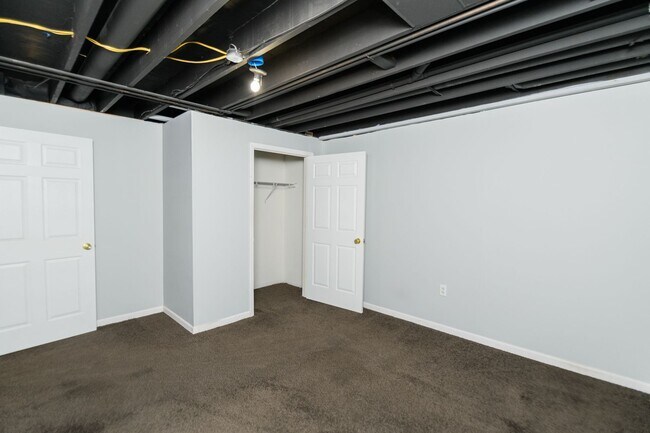 Building Photo - 5 bedroom / 2.5 bathroom Home for Rent in Valparaiso