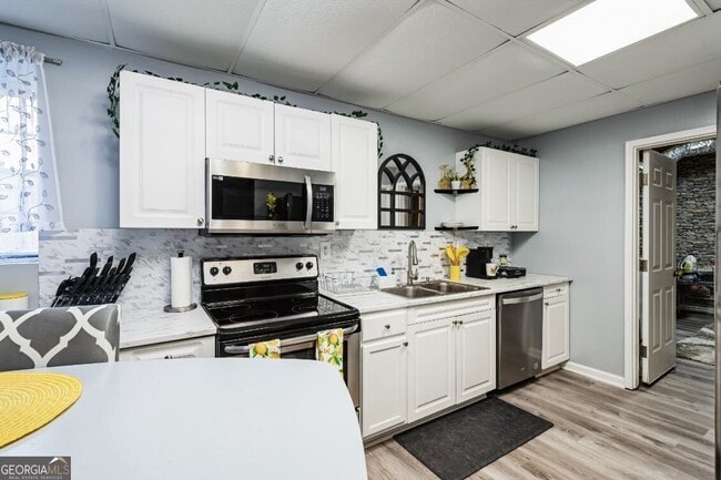 Building Photo - 795 Deerwood Dr