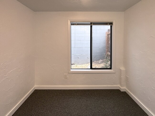 Building Photo - 734 E 14th Ave