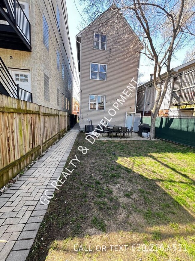 Building Photo - 1439 N Artesian Ave