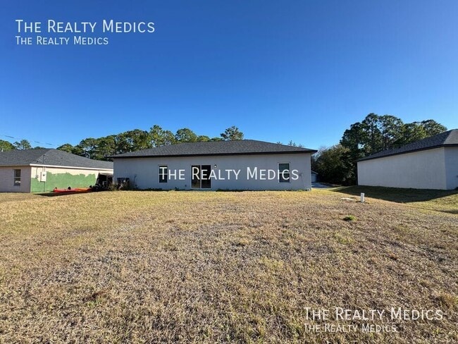 Building Photo - 2570 SE Rayburn Ave