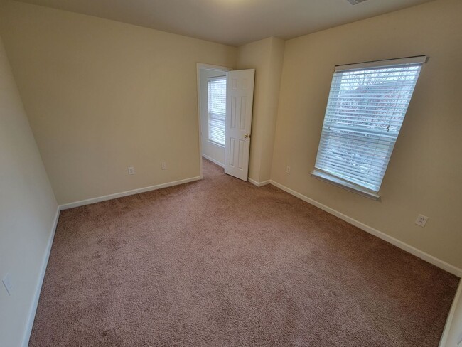 Building Photo - 4 bed, 2.5 Bath Home Available in Chartwel...