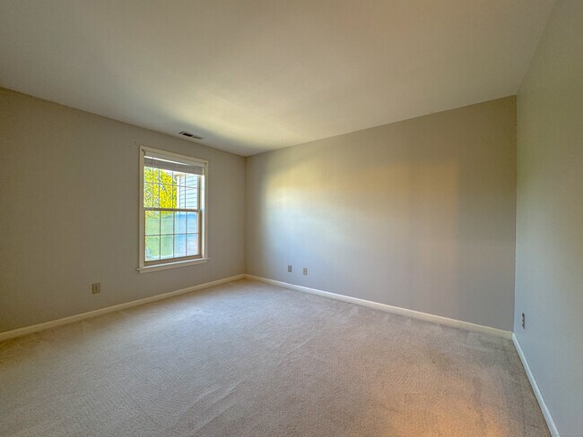 Building Photo - 19 Hawthorne Dr