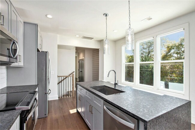 Primary Photo - 1350 May Ave SE