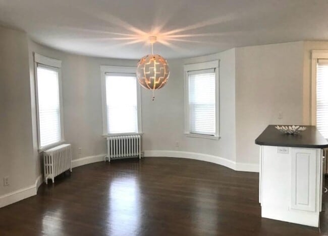 Building Photo - 11 W Elm Ave