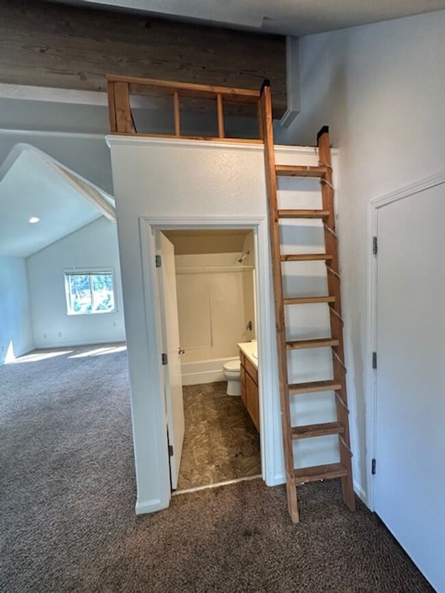 Building Photo - Super cute upstairs apartment available no...