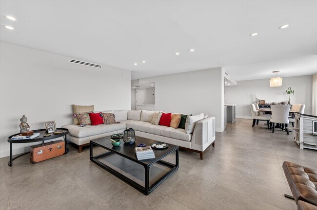 Building Photo - 4301 N Ocean Blvd