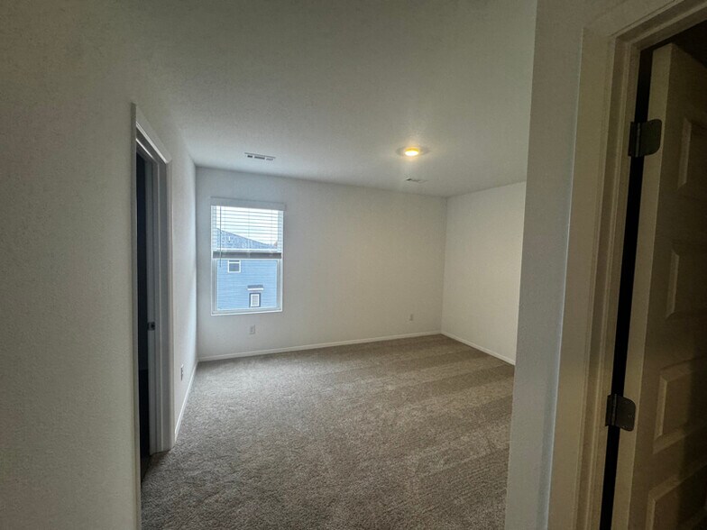 Building Photo - 6813 SW Dignity Ave