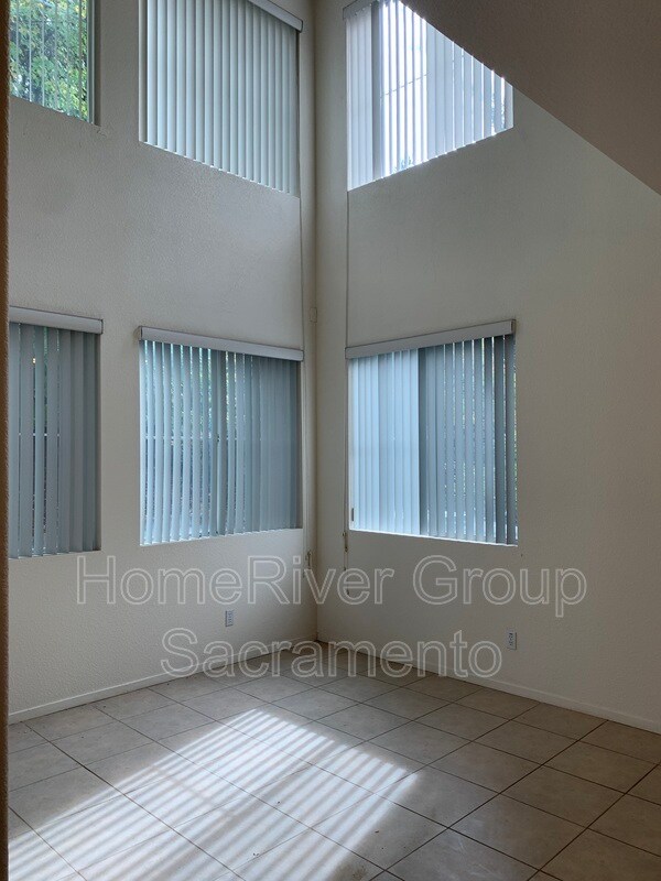 Building Photo - 202 Red Oak Ct
