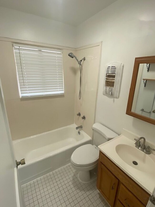 Building Photo - Linden - 1207/1209