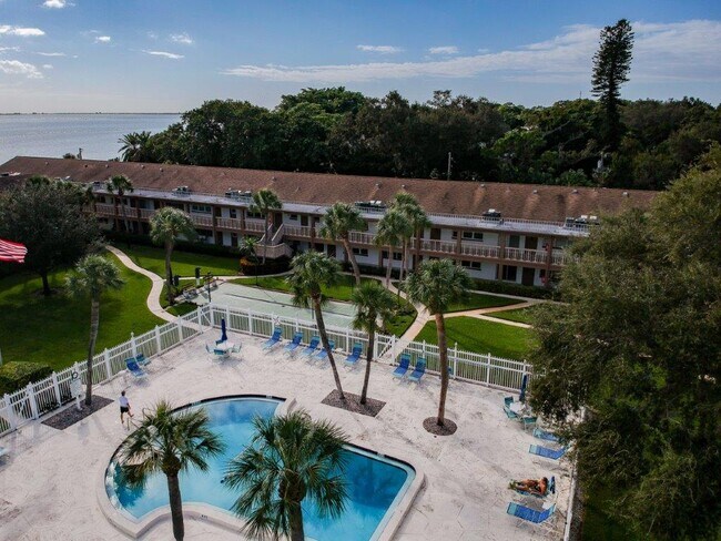 Building Photo - 650 Pinellas Point Dr S