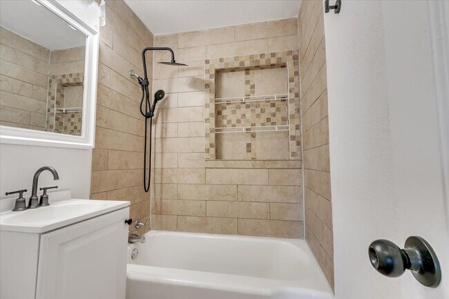 Building Photo - 2116 Andover Ct