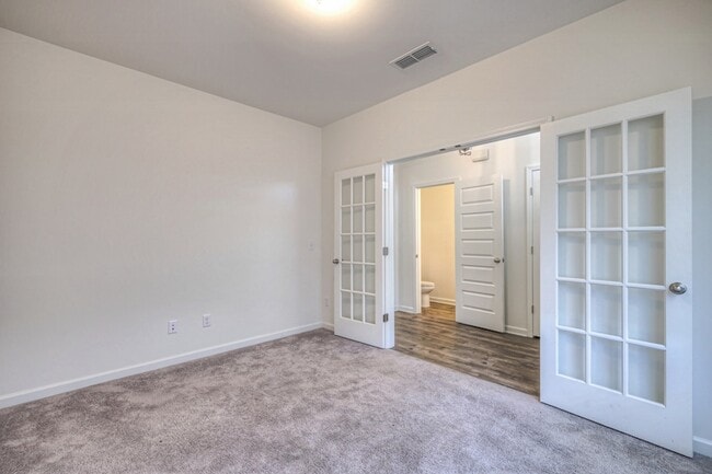 Building Photo - 523 Montrose Dr