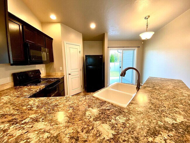 Building Photo - 4 Bedroom + Bonus with 2 baths available 8/22