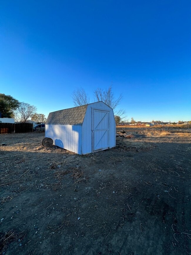 Building Photo - Country living close to town on 1 acre!