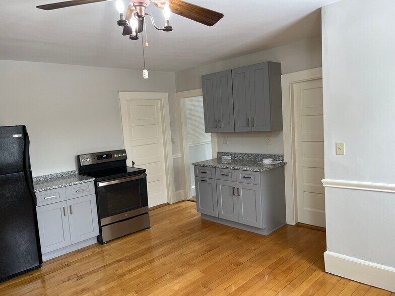 Building Photo - 48 Seaver St