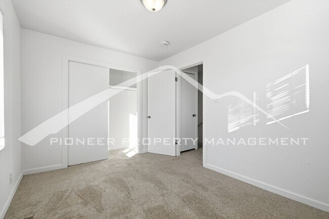 Building Photo - Charming Home with Central AC and Washer/Dryer