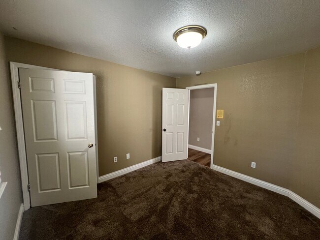 Building Photo - 4-bedroom single story home in Turlock!