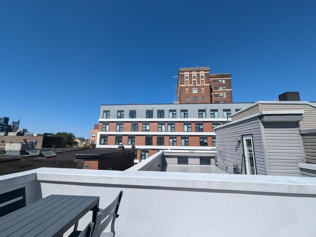 Building Photo - Stunning Home - Ludlow