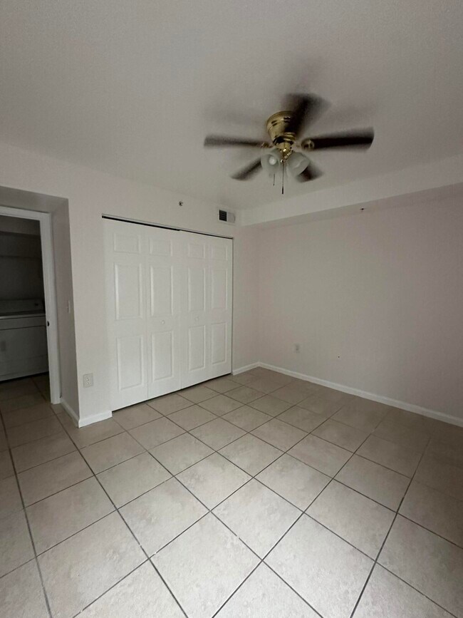 Building Photo - 161 SW Palm Dr