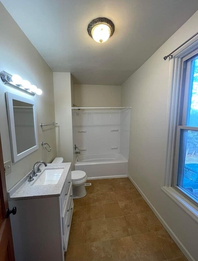 Building Photo - 319 S 8th St