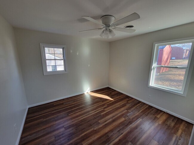 Building Photo - 2 Bedroom 1 Bathroom House