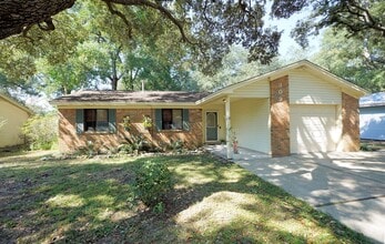 Building Photo - Central Niceville Location