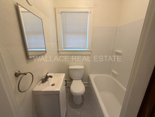 Building Photo - CHARMING 2 BEDROOM APT NEAR THE LOVELY MARYVILLE COLLEGE CAMPUS!!