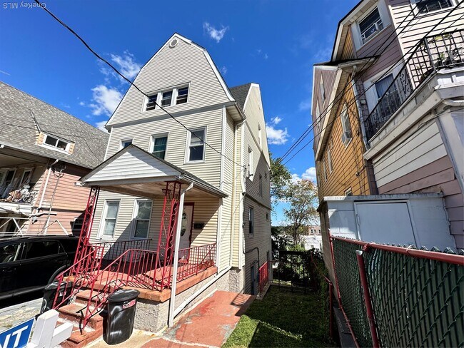 Primary Photo - 82 Waring Pl