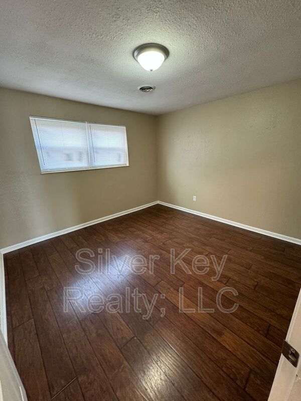 Building Photo - 123 S Victoria Rd