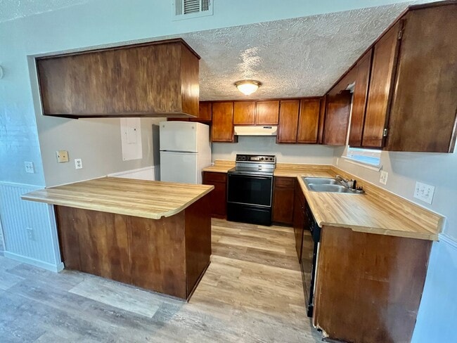 Building Photo - Cute 2-bedroom 1.5 bath townhome completely updated and only minutes from TAFB