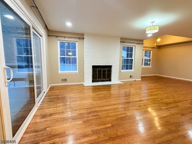 Building Photo - 41 Manor Dr