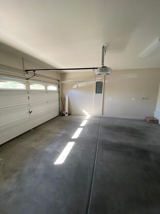 Building Photo - Spacious 4-Bed, 3-Bath Home in Southwest Las Vegas!