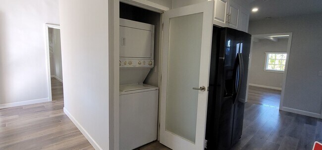 Building Photo - 2 Bed / 1 Bath Home with Gorgeous Backyard...