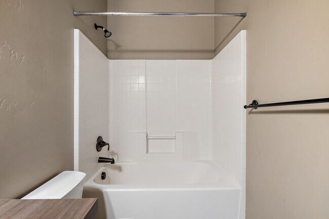 Building Photo - 923 S Lone Willow Ave