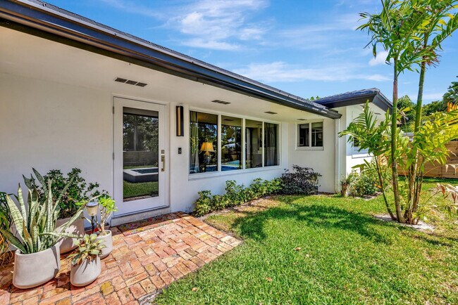 Building Photo - 1981 Coral Gardens Dr