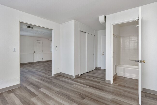 Building Photo - 1 Bed 1 Bath in Prime NW District!