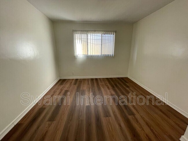 Building Photo - 2030 E Florence Ave