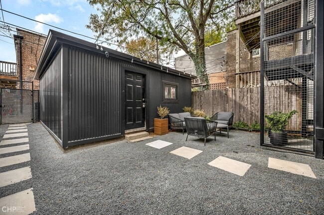 Building Photo - 2014 N Oakley Ave