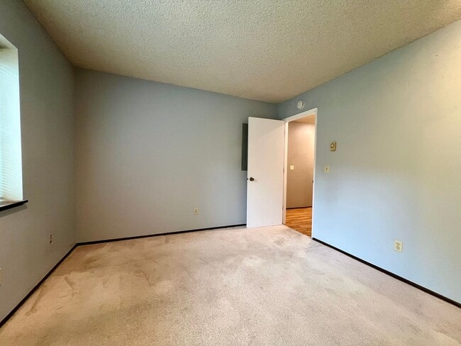 Building Photo - Beautiful 2 Bed, 2 Bath Townhome with Community Pool, Gym & Clubhouse!