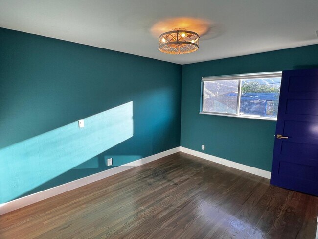 Building Photo - 1157 Manzanita Dr