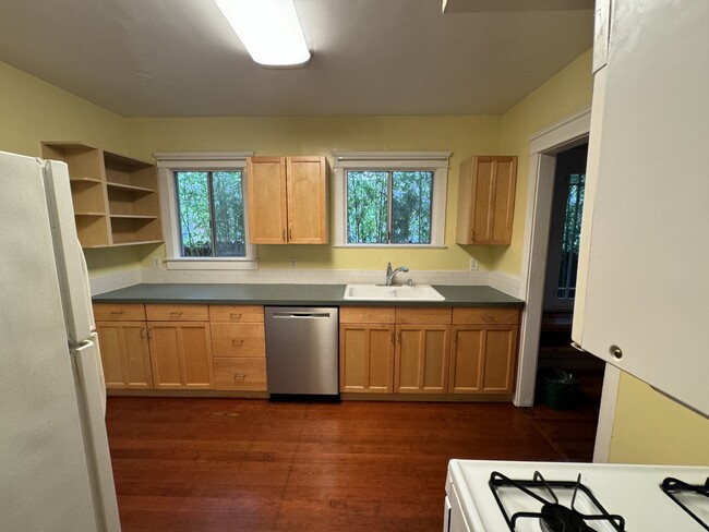 Kitchen - 1545 Hauser Blvd