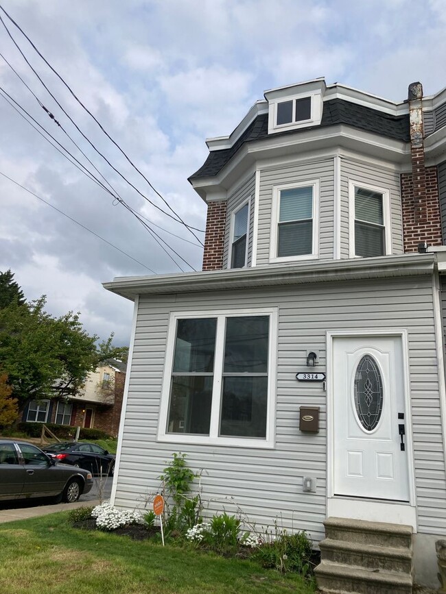 Building Photo - Fully renovated 3 bedroom, 2.5 bathroom en...