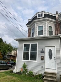Building Photo - Fully renovated 3 bedroom, 2.5 bathroom en...