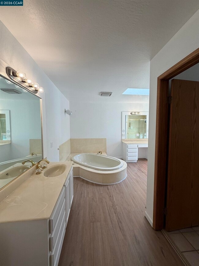 Building Photo - 2994 Roundhill Rd