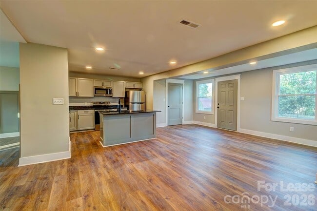 Building Photo - 824 2nd St