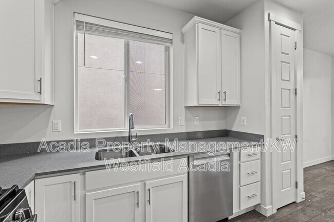 Building Photo - 298 Old Farm Ln