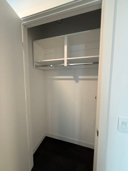 Building Photo - 450 E Waterside Dr