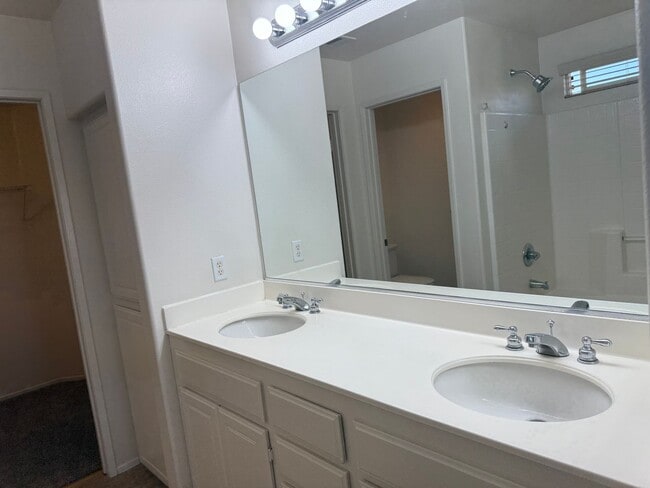 Building Photo - Brentwood Community- Centrally Located- 3 ...